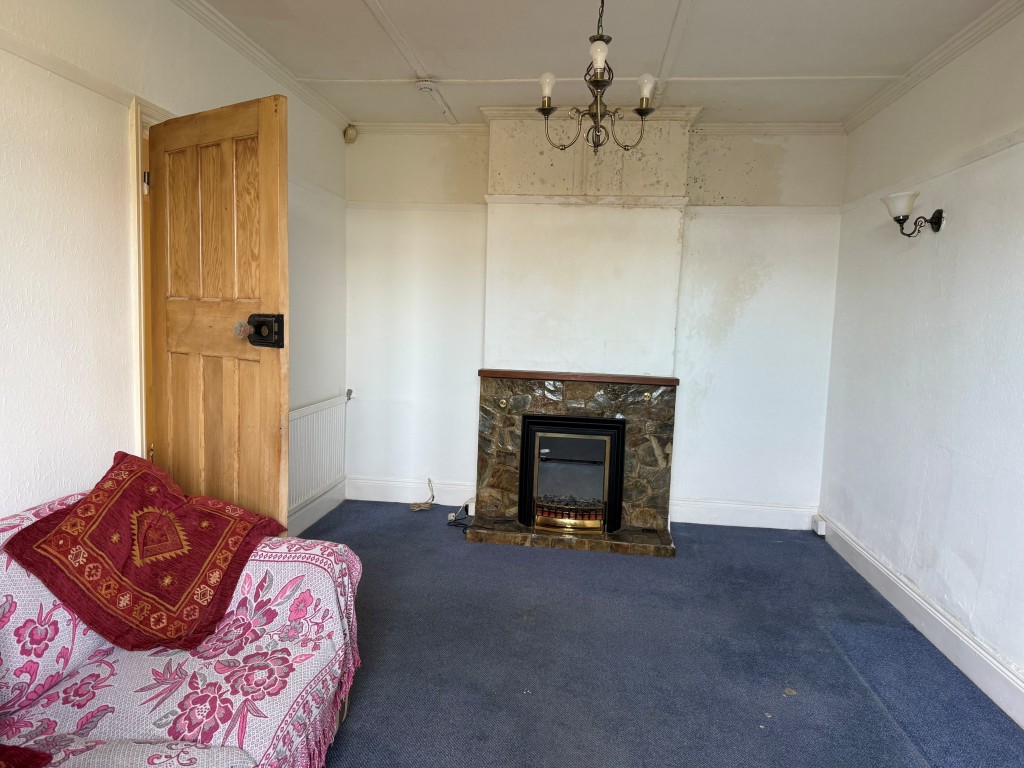 Lot: 123 - DETACHED BUNGALOW FOR UPDATING OR REPLACEMENT - Living room